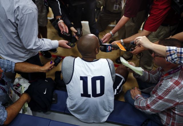 Αυτόγραφο σε παπούτσι Τυνήσιου υπέγραψε ο Κόμπι